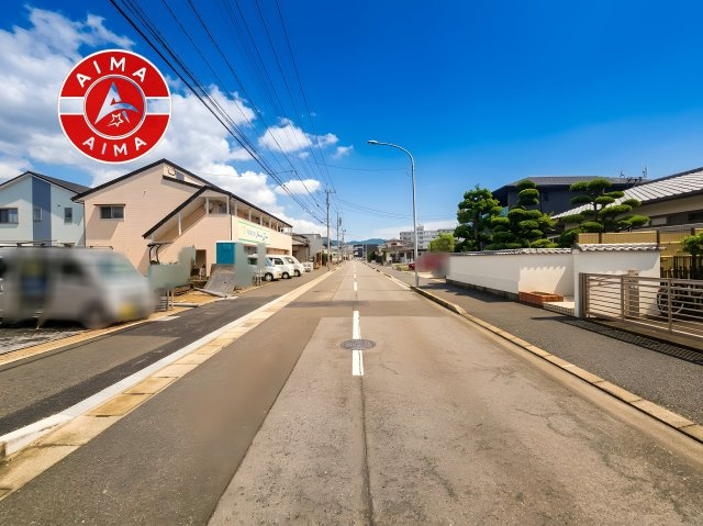 福岡市西区石丸3丁目第3-2棟（1号棟）の前面道路含む現地写真|前面道路は閑静な住宅地をはしる車通りの少ない道路。お車の出し入れが苦手なママや小さなお子様にも安心ですね。しっかり舗装もされているので、ベビーカーや自転車で通っても快適に通行できます。
