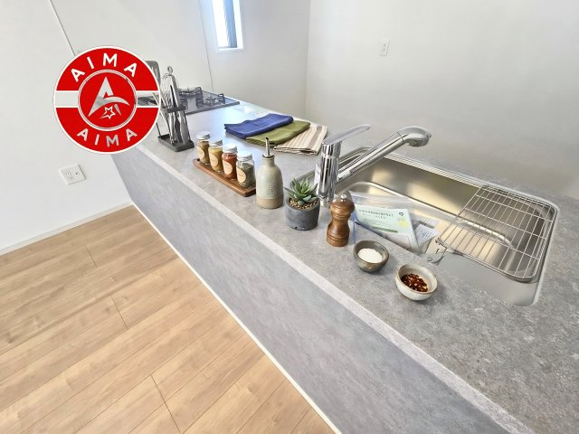 福岡市西区石丸3丁目第3-2棟（1号棟）の内観：施工例|明るく開放的なリビングダイニングは豊かな陽光が注ぎ込み、やすらぎの空間を演出してくれます。ご家族で楽しいひとときをお過ごし下さい。※家具はCGを合成したものです。