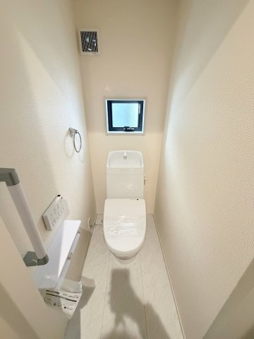 三郷市高州1丁目　新築戸建　全1棟のトイレ|同施工会社の参考写真になります。