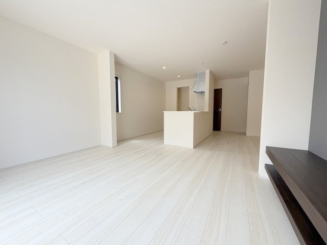 三郷市高州1丁目　新築戸建　全1棟の居間・リビング|同施工会社の参考写真になります。