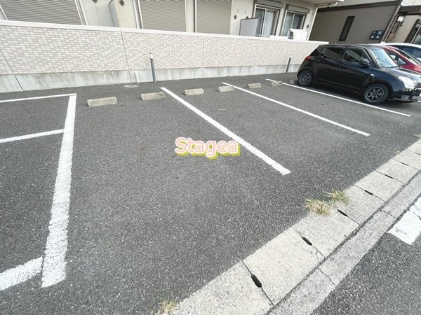 ルネスマリアンジェの駐車場