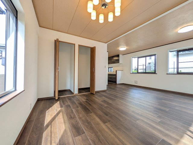 八王子市　絹ケ丘　中古戸建ての居間・リビング|～明るく開放感のあるLDK、家族団欒の時間をお過ごしいただけます～