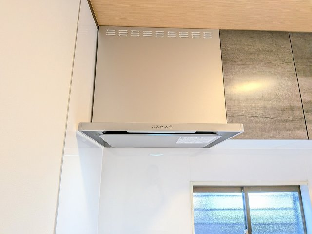 八王子市　絹ケ丘　中古戸建てのキッチン|～スタイリッシュな薄型レンジフード～