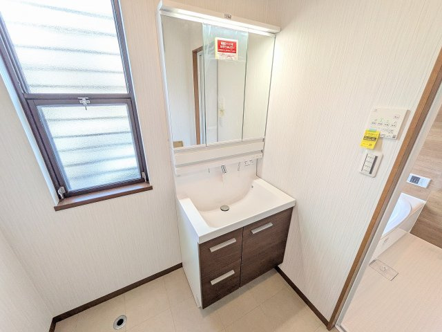 八王子市　絹ケ丘　中古戸建ての独立洗面台|～新規交換済、３面鏡付きの独立洗面台　細々している物をスッキリ収納出来ます～