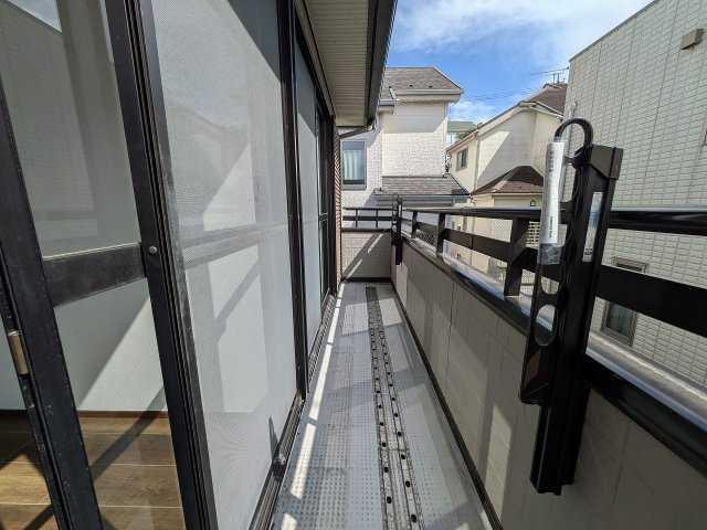 八王子市　絹ケ丘　中古戸建てのバルコニー|～2部屋から出入り可能なバルコニー～