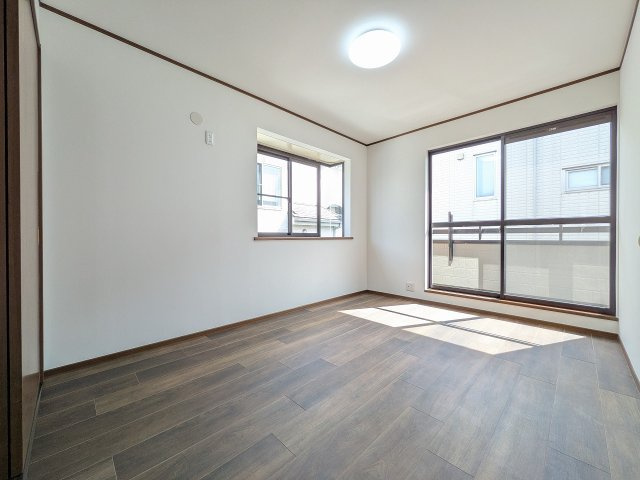 八王子市　絹ケ丘　中古戸建ての洋室|～2階バルコニーに面している洋室です～