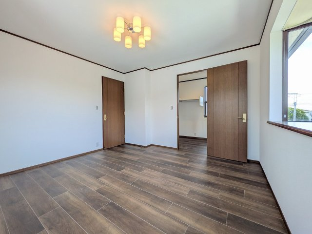 八王子市　絹ケ丘　中古戸建ての寝室|～2階ウォークインクローゼット付きの主寝室　大型家具のレイアウトもしやすい広さです～