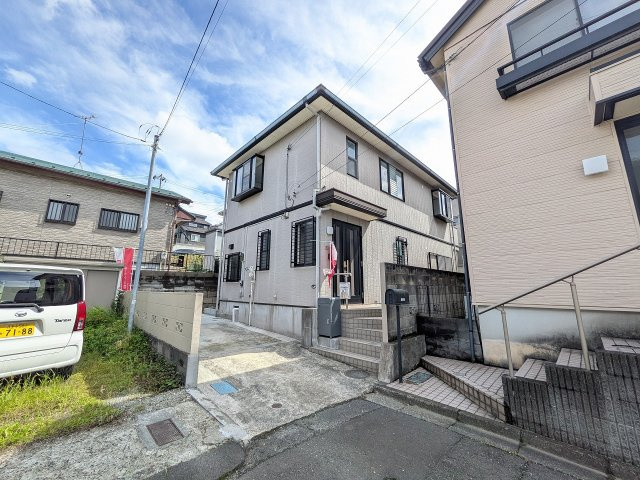 八王子市　絹ケ丘　中古戸建ての前面道路含む現地写真|～北西側4.5ｍ道路に面しています～