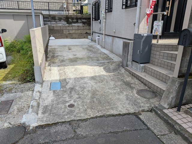 八王子市　絹ケ丘　中古戸建ての駐車場|～2台駐車可能カースペース～