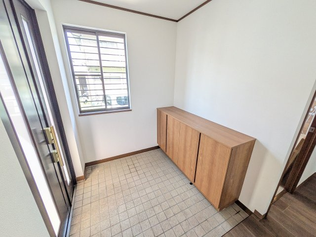 八王子市　絹ケ丘　中古戸建ての玄関|～広々とした玄関ホール～