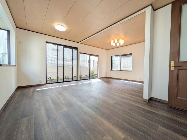 八王子市　絹ケ丘　中古戸建ての居間・リビング|～明るく開放感のあるLDK、家族団欒の時間をお過ごしいただけます～