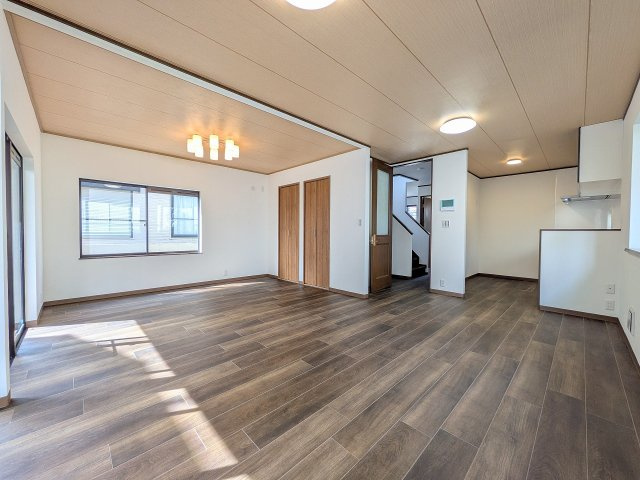 八王子市　絹ケ丘　中古戸建ての居間・リビング|～明るく開放感のあるLDK、家族団欒の時間をお過ごしいただけます～