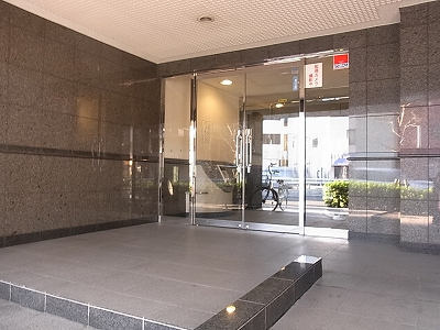 ローズアヴェニュー西巣鴨のエントランス|「西巣鴨」駅徒歩６分！平成９年築・オートロック付きマンション、ローズアヴェニュー西巣鴨は即日現地案内可能となっておりますので、お気軽にお問い合わせください！