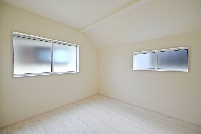 ブルーミングガーデン鈴原町8丁目新築戸建て│3LDK+駐車2台可の洋室|-洋室5.2帖-
2面採光につき光を多く取り入れる事ができますので 室内大変明るい空間となっております。