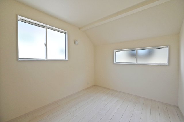 ブルーミングガーデン鈴原町8丁目新築戸建て│3LDK+駐車2台可の洋室|-洋室5.2帖-
2面採光につき光を多く取り入れる事ができますので 室内大変明るい空間となっております。