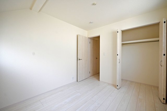 ブルーミングガーデン鈴原町8丁目新築戸建て│3LDK+駐車2台可の洋室|-洋室5.2帖-
大容量の収納を備えた洋室。衣類や季節物、バッグなどもすっきり整理でき、お部屋を広々と使えます。収納力と居住性を兼ね備えた、使い勝手の良いプライベート空間です。