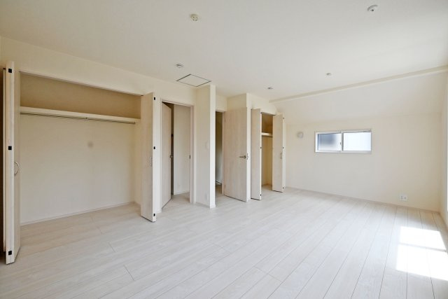 ブルーミングガーデン鈴原町8丁目新築戸建て│3LDK+駐車2台可の洋室|-洋室11.0帖-
豊富な収納を備えた使い勝手の良い空間。衣類や小物もすっきり整理でき、お部屋を広々とお使いいただけます。主寝室としてもおすすめです。
