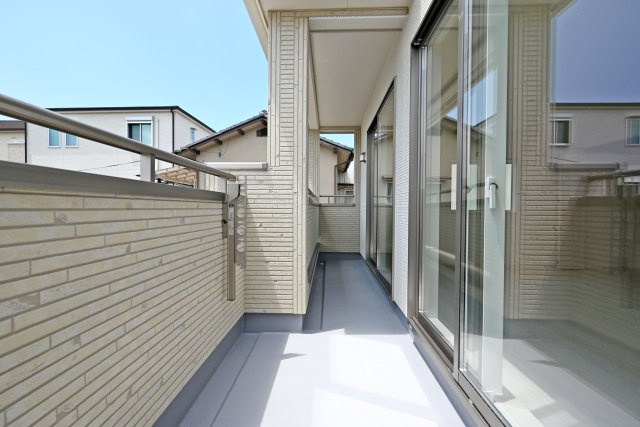 ブルーミングガーデン鈴原町8丁目新築戸建て│3LDK+駐車2台可のバルコニー|ゆとりある広さを確保したバルコニー。洗濯物や布団をゆったり干せるほか、くつろぎの空間としても活用できます。