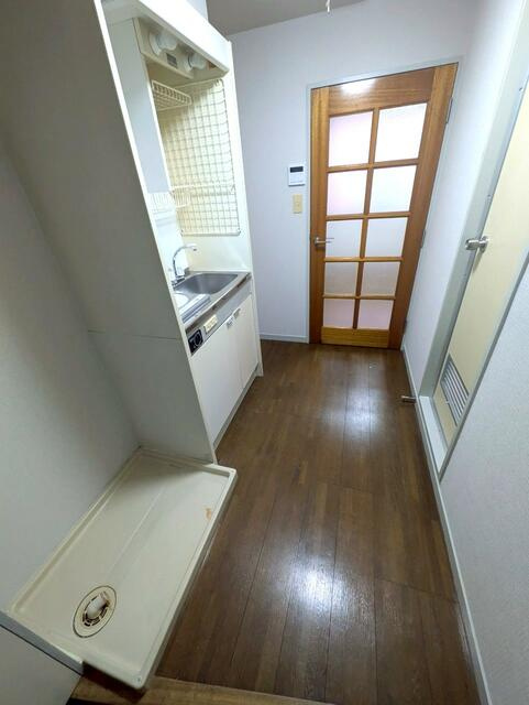玄関からキッチンを見たところ