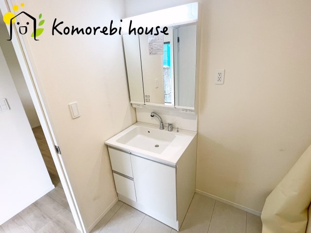 さいたま市見沼区堀崎町1159番　新築一戸建て　ハートフルタウン　Eの独立洗面台|26.9.8