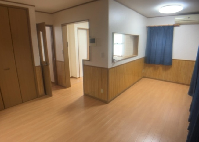 【居間・リビング】 | 直線タイプはLとDKを一直線に並べた形で対面キッチンのタイプです。一般的なのでよく見かけるかもしれません。直線タイプに似た直接アイランドタイプは、キッチンとダイニングの間に壁がない分広く感じられます。