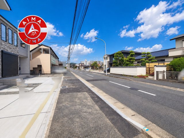 福岡市西区石丸3丁目第3-2棟（2号棟）の前面道路含む現地写真|前面道路は閑静な住宅地をはしる車通りの少ない道路。お車の出し入れが苦手なママや小さなお子様にも安心ですね。しっかり舗装もされているので、ベビーカーや自転車で通っても快適に通行できます。