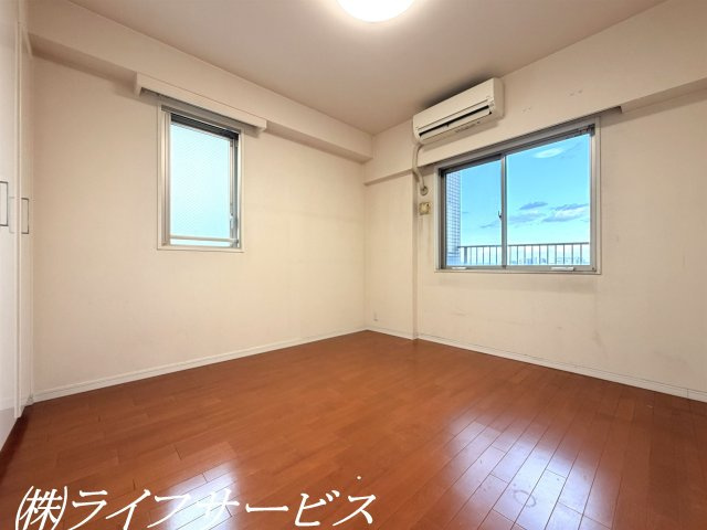 【洋室】 | サンクタス塚本 | 洋室6.2帖／クローゼット有！角部屋ですが、室外機置場が別途確保されているのでエアコン設置可能です！
