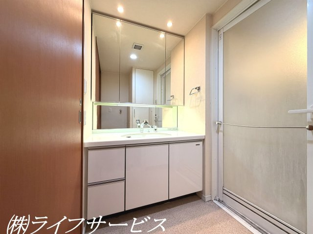 【洗面所】 | サンクタス塚本 | 三面鏡付シャワー洗面化粧台／小物類の収納充実しています！洗面室はリネン庫もございます！