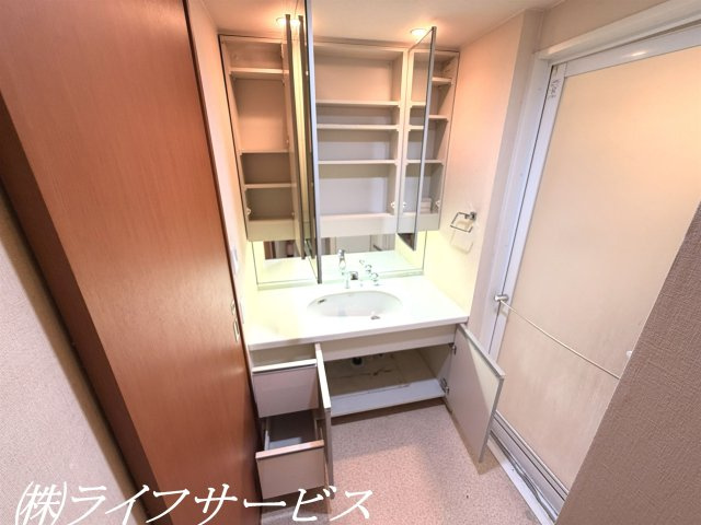 【洗面所】 | サンクタス塚本 | 三面鏡付シャワー洗面化粧台／小物類の収納充実しています！洗面室はリネン庫もございます！