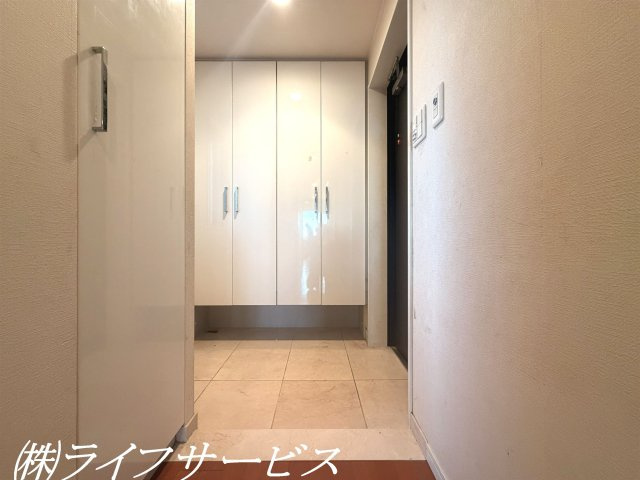 【玄関】 | サンクタス塚本 | 玄関／大容量・天井高のシューズボックス！換気にうれしい窓有！