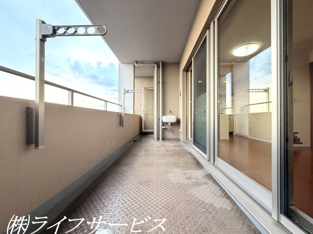 【バルコニー】 | サンクタス塚本 | バルコニー／南西向きのバルコニーにつき陽当り良好！スロップシンクがあり、お掃除や水やりに便利です！