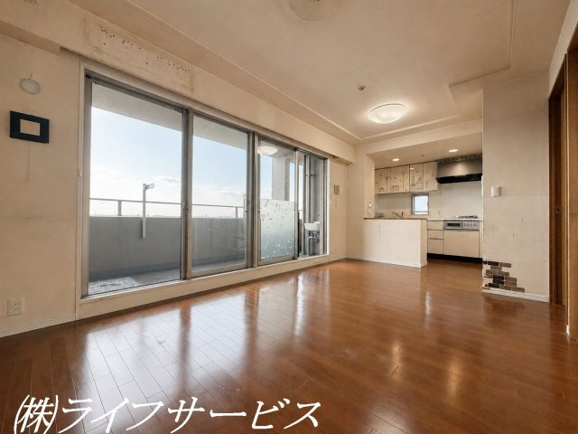 【居間・リビング】 | サンクタス塚本 | リビングルーム14.0帖／南西向きにつき陽当り良好！最上階１２階部分につき開放的です！床暖房あり！