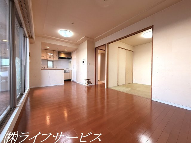 【居間・リビング】 | サンクタス塚本 | リビングルーム14.0帖／南西向きにつき陽当り良好！最上階１２階部分につき開放的です！床暖房あり！