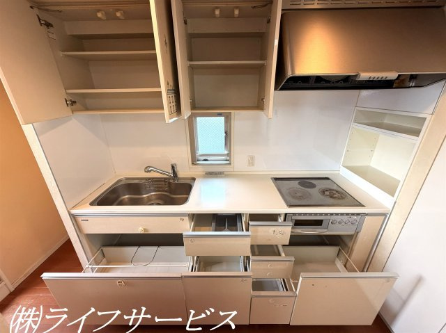 【キッチン】 | サンクタス塚本 | キッチン収納部分充実しています！サイドに収納棚、パントリーもございます！