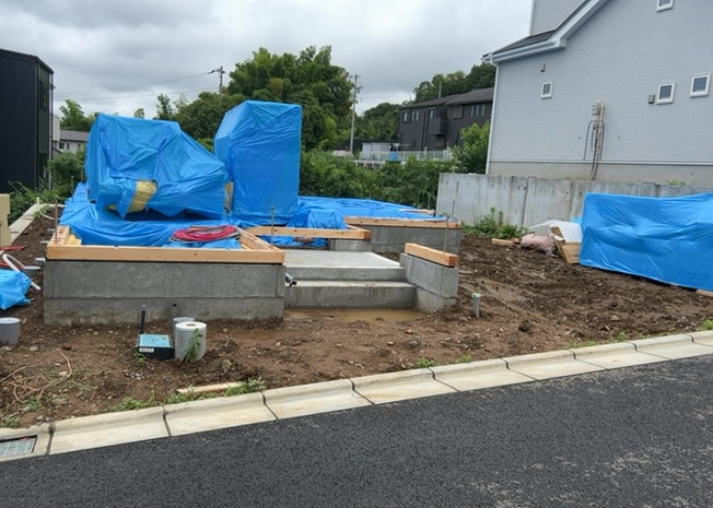 【前面道路含む現地写真】 | 住宅用の土地では前面道路に2m以上接していなければならないと法律で定められています。しかし、お持ちの車のサイズやライフスタイルなどにより、2mでは利便が悪い場合もございますので、事前に確認しましょう。