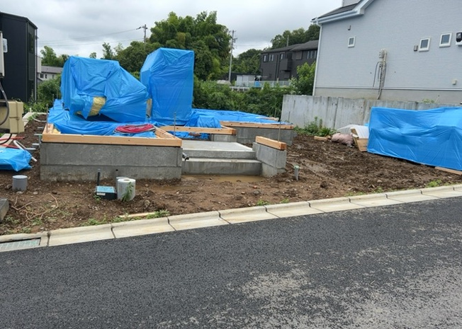 【前面道路含む現地写真】 | お持ちの車種によっては前面道路が広い方が便利でしょう。しかし、前面道路が広ければその分交通量が多くなるため、騒音などが気になる場合があります。実際に現地を見学し、周辺交通量や騒音などを確認しましょう！