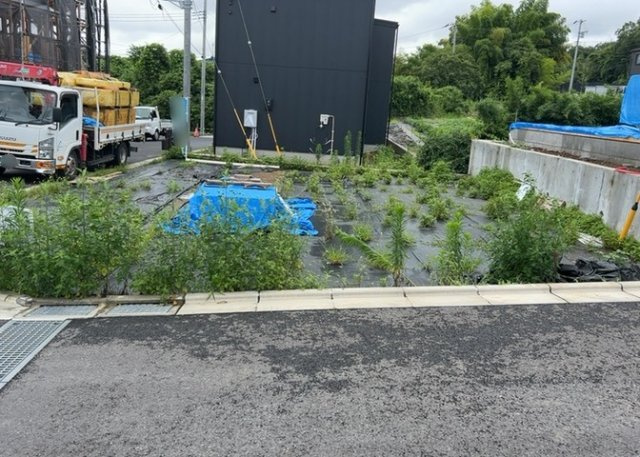 【前面道路含む現地写真】 | 住宅用の土地では前面道路に2m以上接していなければならないと法律で定められています。しかし、お持ちの車のサイズやライフスタイルなどにより、2mでは利便が悪い場合もございますので、事前に確認しましょう。