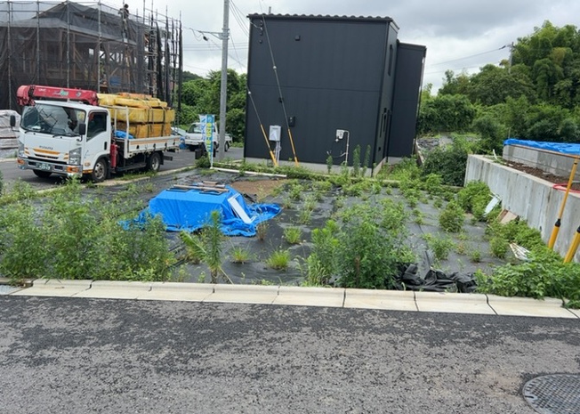 【前面道路含む現地写真】 | お持ちの車種によっては前面道路が広い方が便利でしょう。しかし、前面道路が広ければその分交通量が多くなるため、騒音などが気になる場合があります。実際に現地を見学し、周辺交通量や騒音などを確認しましょう！