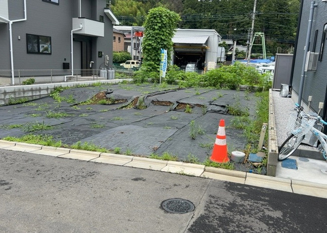 【前面道路含む現地写真】 | 住宅用の土地では前面道路に2m以上接していなければならないと法律で定められています。しかし、お持ちの車のサイズやライフスタイルなどにより、2mでは利便が悪い場合もございますので、事前に確認しましょう。