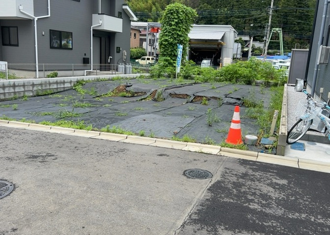 【前面道路含む現地写真】 | お持ちの車種によっては前面道路が広い方が便利でしょう。しかし、前面道路が広ければその分交通量が多くなるため、騒音などが気になる場合があります。実際に現地を見学し、周辺交通量や騒音などを確認しましょう！