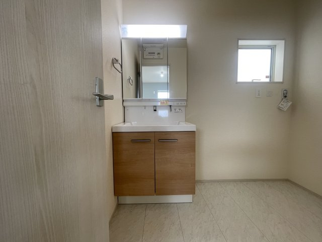 南城市大里稲嶺（全3棟）ラスト3号棟の独立洗面台|3号棟　三面鏡付き洗髪洗面化粧台♪