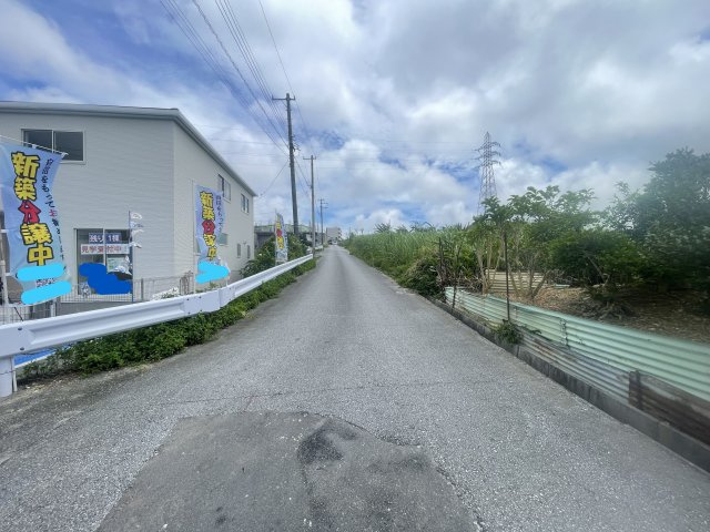 南城市大里稲嶺（全3棟）ラスト3号棟の前面道路含む現地写真|※南東側6.85m♪