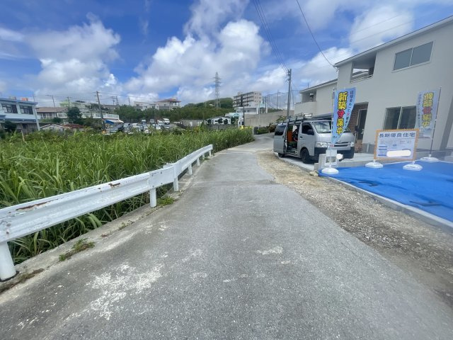 南城市大里稲嶺（全3棟）ラスト3号棟の前面道路含む現地写真|※南西側里道4.55m♪