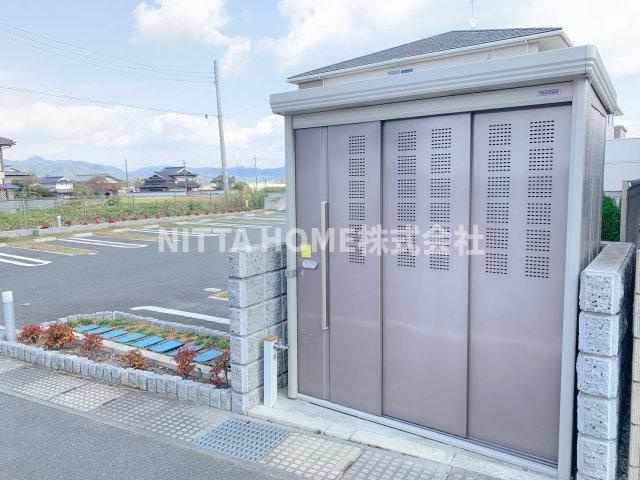 ボヌール・メゾン　篠山のエントランス|専用のゴミ捨て場もあります＊