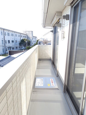 【バルコニー】 | サンライト松山町 | 外からの目が気にならないバルコニーで洗濯物が干せます
