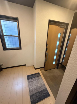 【玄関】 | 吹田市山田西１丁目中古戸建 | 現在ご返済中のカーローン・カードローン・教育ローンなどを住宅ローンに一本化したり、家具家電購入費用・引越し費用を住宅ローンと組み合わせるなど、お客さまにメリットの多い住宅ローンのご提案が可能です。