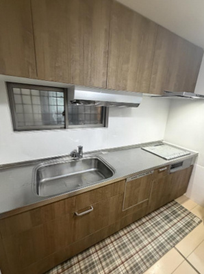 【キッチン】 | 吹田市山田西１丁目中古戸建 | こちらの物件近くの教育施設や、スーパー・公園など、物件周辺の住環境を併せてご案内させて頂きます。ぜひ、現地での暮らしをイメージなさって下さい！