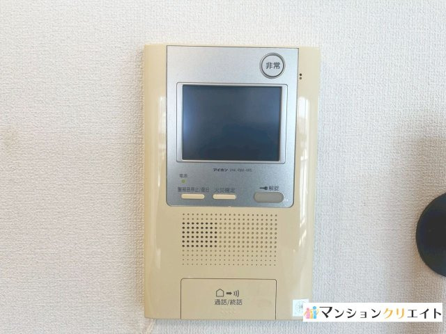 プレミスト大手さくら通りの防犯設備|リビング入り口にあるモニター付きインターホン