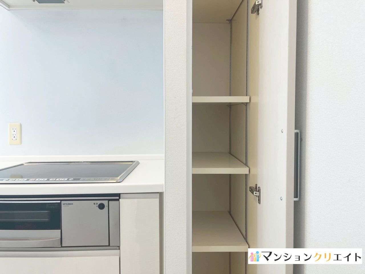 プレミスト大手さくら通りの収納|キッチンのコンロ右奥にある収納（食品庫）