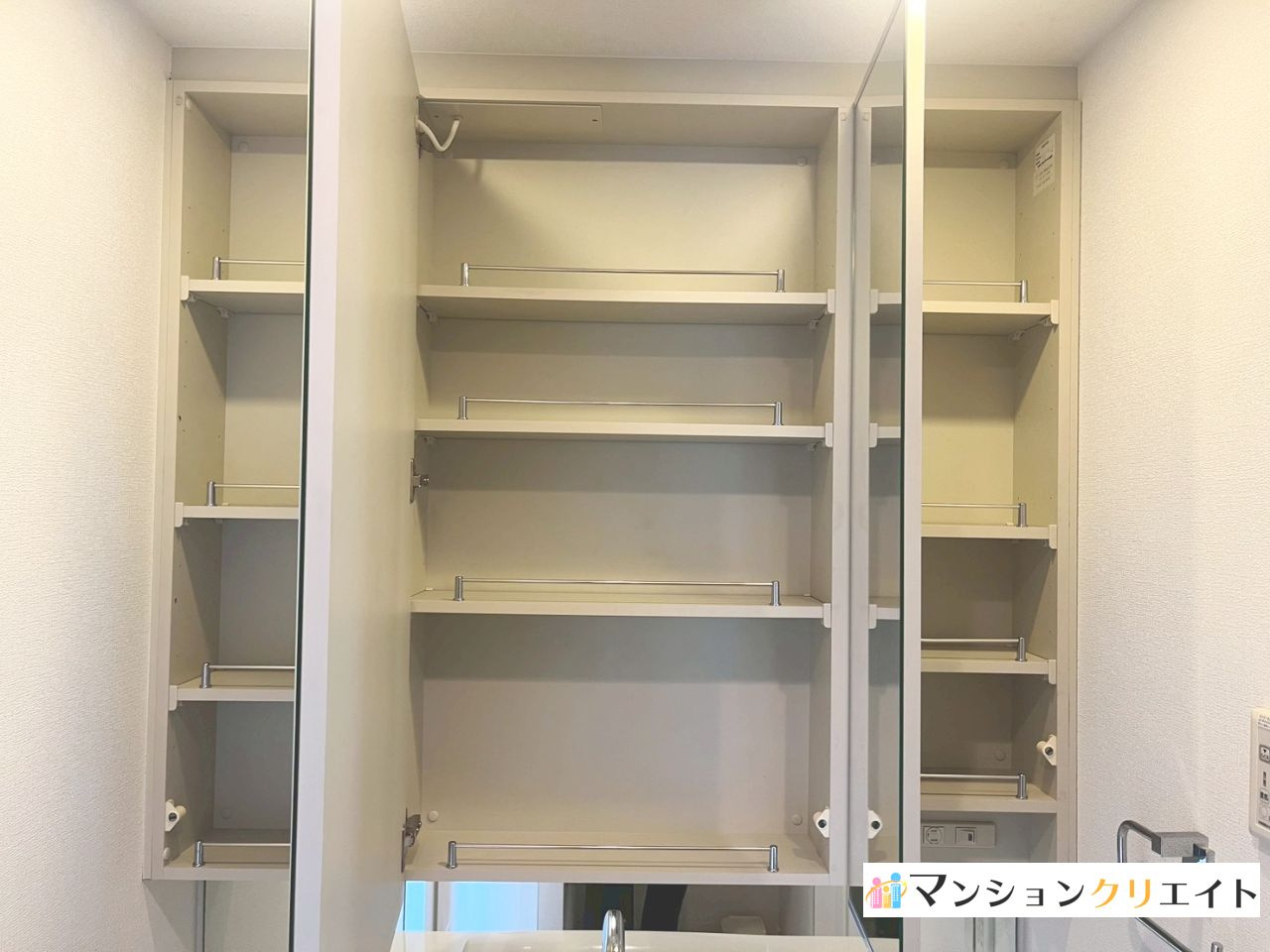 プレミスト大手さくら通りの収納|洗面化粧台の三面鏡裏収納